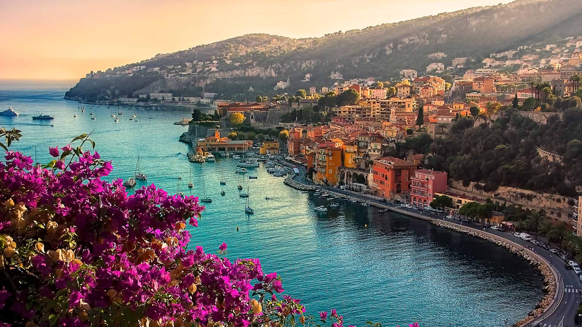 The bay of Villefranche-sur-Mer, Alpes-Maritimes, Provence-Alpes-Côte d'Azur, France (© StockByM/Getty Images)