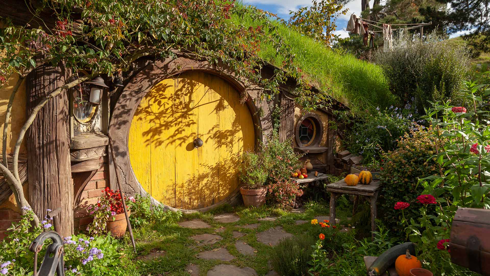 Hobbit house at Hobbiton Movie Set, Matamata, New Zealand (© djr-photography/Shutterstock)