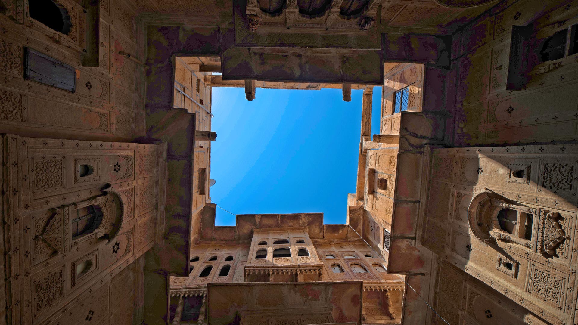 View into the sky from Nathmal Ki Haveli courtyard, Jaisalmer, Rajasthan (© Emad Aljumah/Moment/Getty Images)