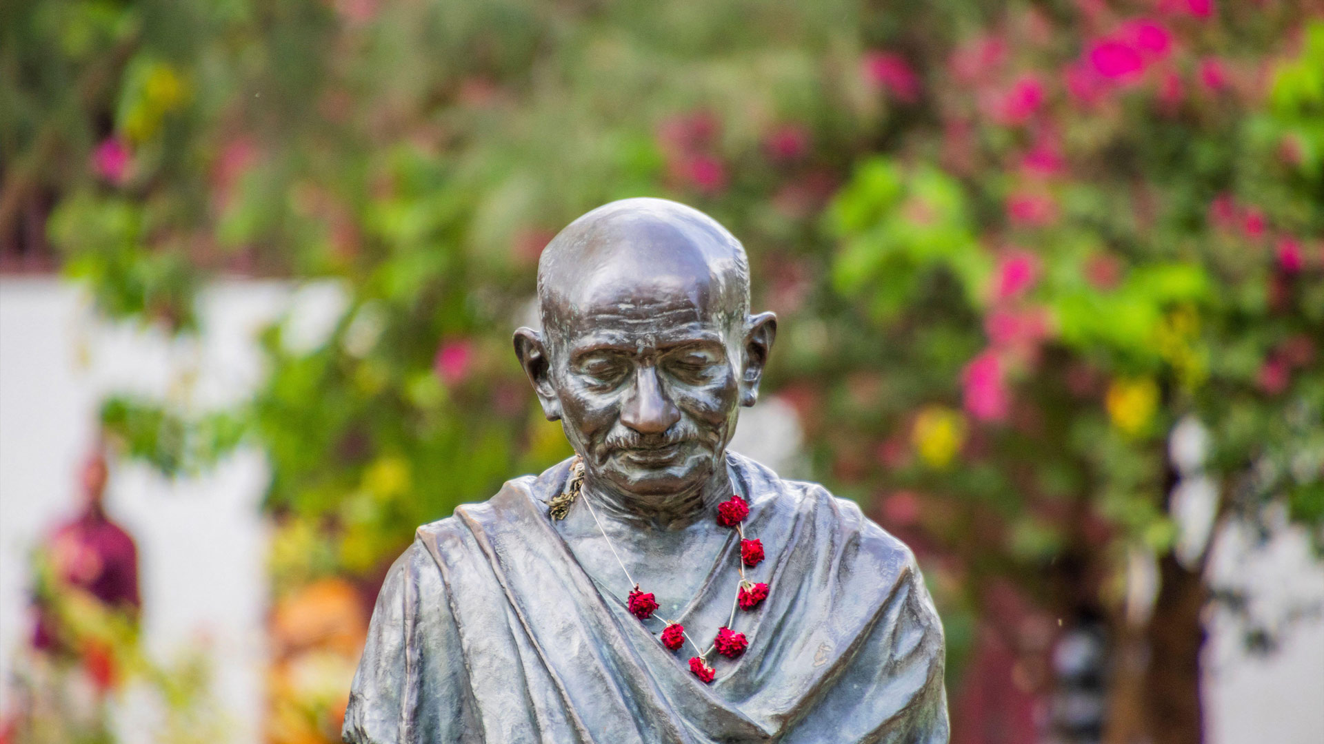 Mahatma Gandhi statue at the Sabarmati Ashram in Ahmedabad, Gujarat (© Kandarp Gupta/Alamy)