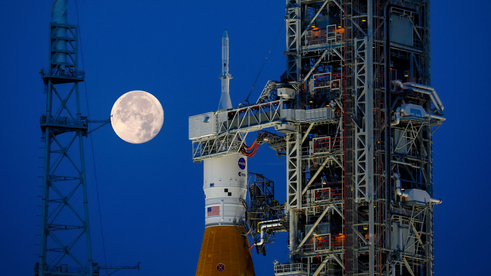 Artemis I moon rocket at Launch Complex 39B, Kennedy Space Center, Florida, United States (© EVA MARIE UZCATEGUI/Getty Images)