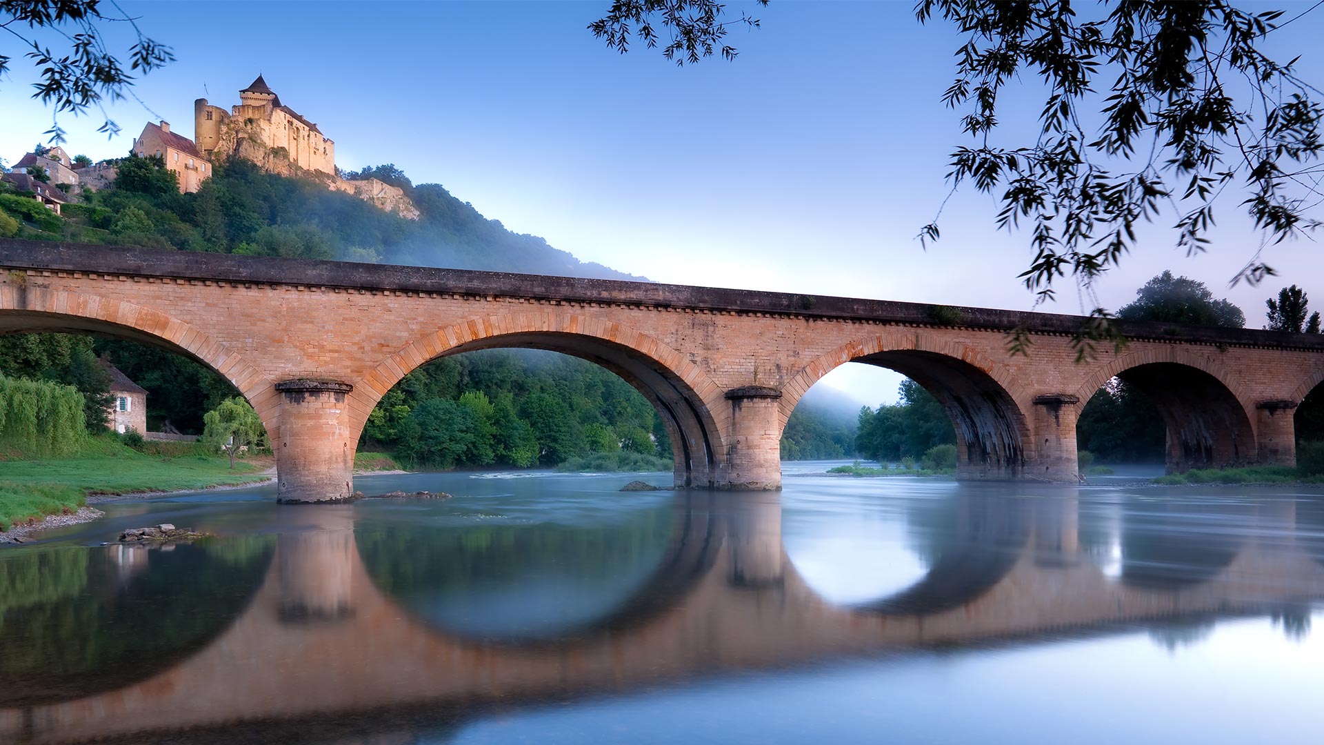 Château de Castelnaud overlooking the river Dordogne, France (© garethkirklandphotogrphy/Getty Images)