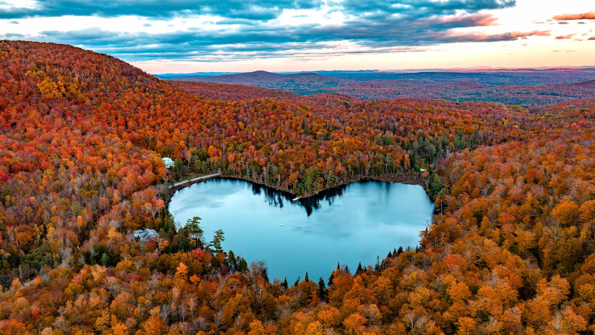 Baker Lake near East Bolton, Quebec (© SEBASTIEN ST-JEAN/Contributor/Getty Images)
