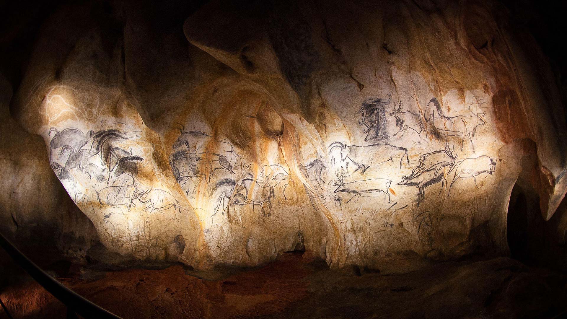 Life-size replica of Chauvet cave art in Vallon-Pont-d'Arc, France (© Audrey Poree/Alamy)