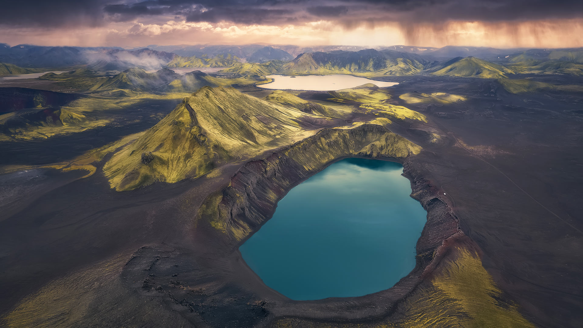 Hnausapollur volcanic crater lake, Fjallabak Nature Reserve, Landmannalaugar, Iceland (© Juan Maria Coy Vergara/Getty Images)