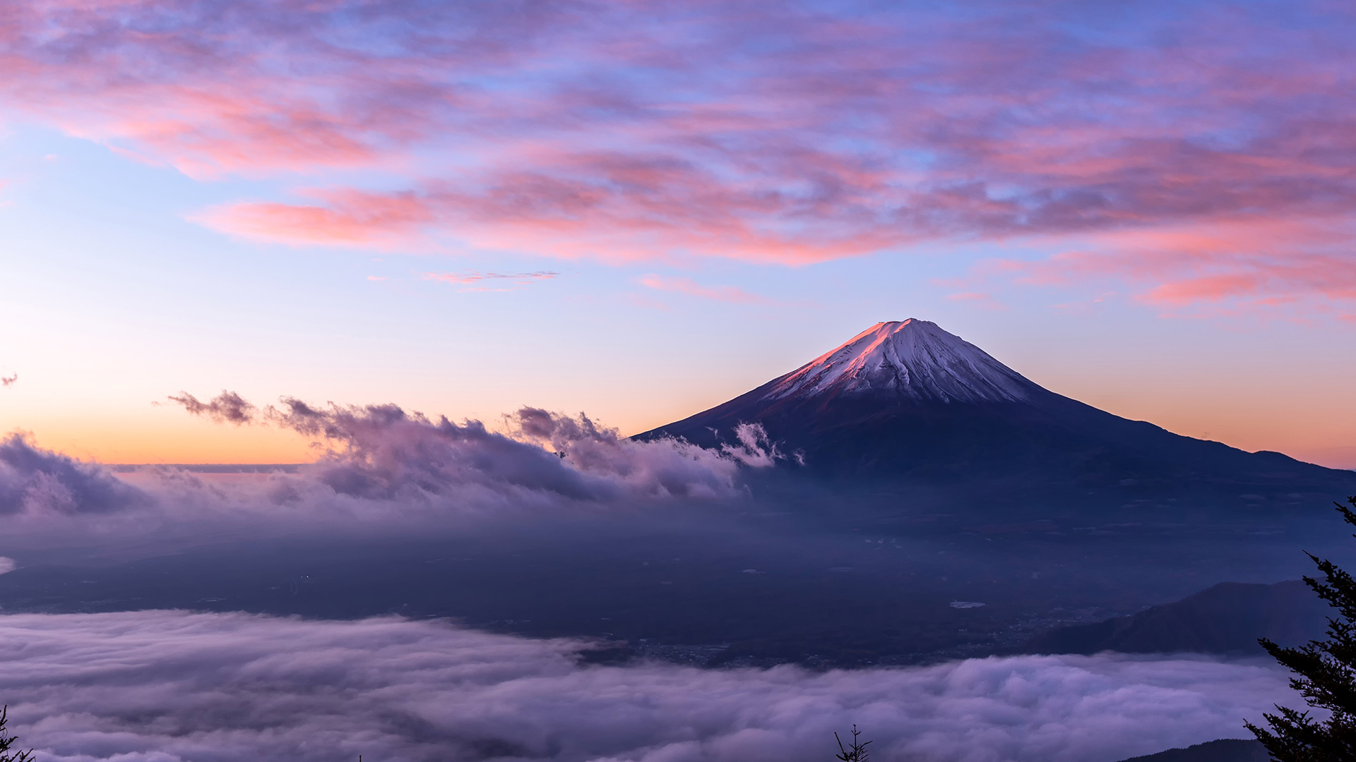 Mount Fuji on Honshu Island, Japan (© phutthiseth thongtae/Getty Images)