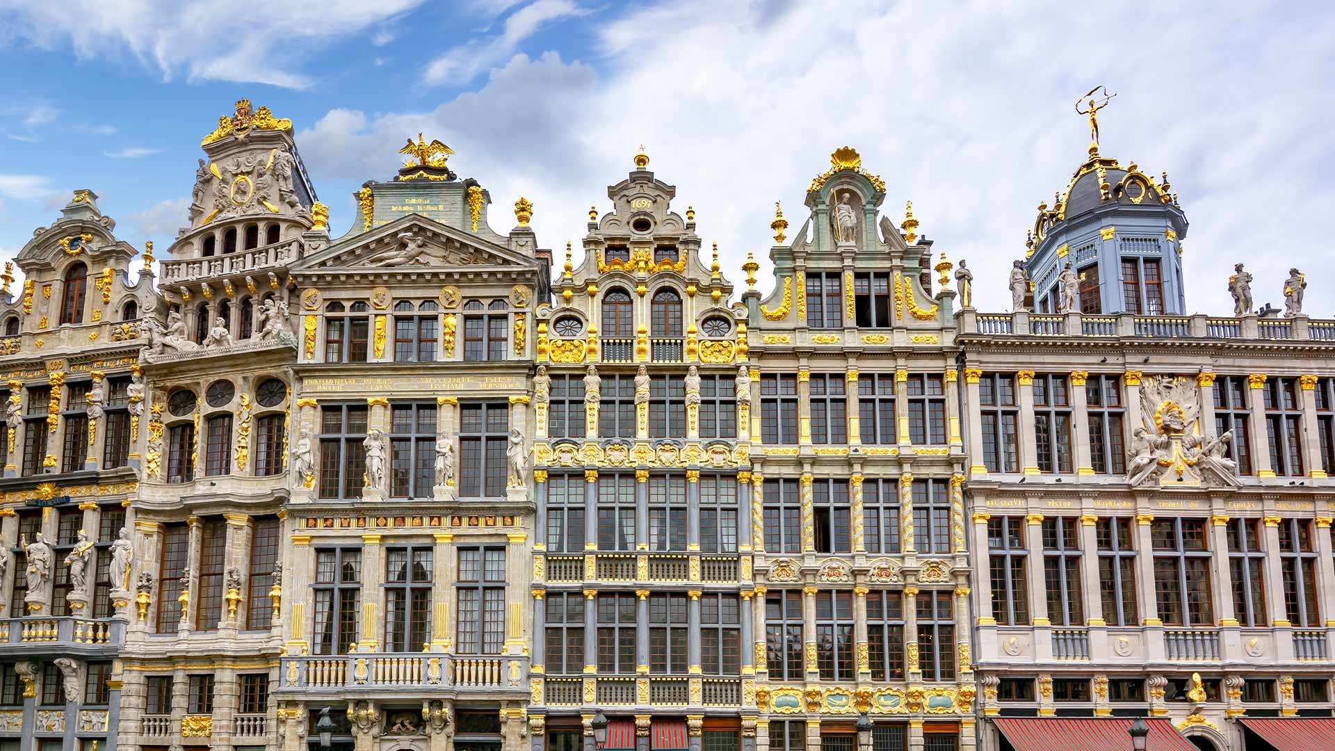 Buildings on Grand-Place Square in Brussels, Belgium (© Vladislav Zolotov/Getty Images Plus)