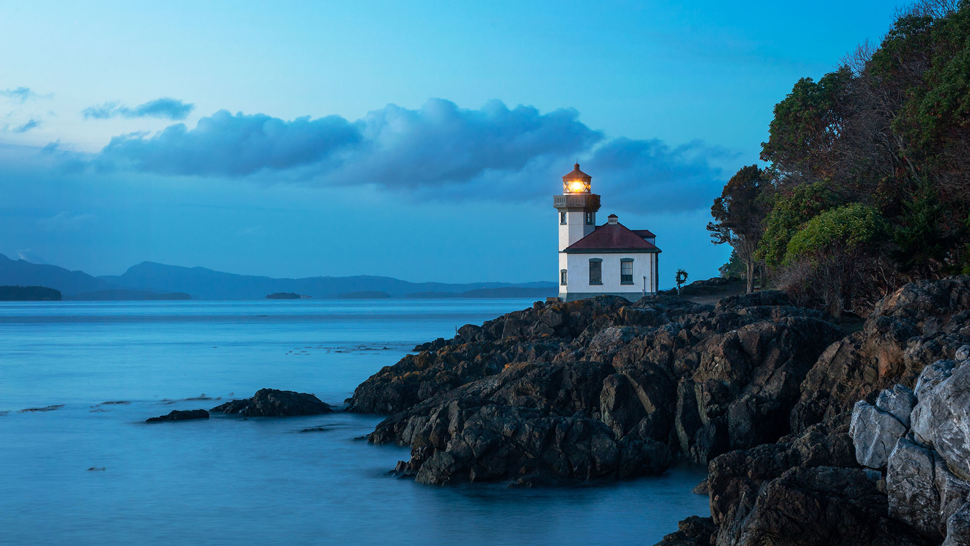 Lime Kiln Lighthouse on San Juan Island, Washington state, United States (© Edmund Lowe Photography/Shutterstock)