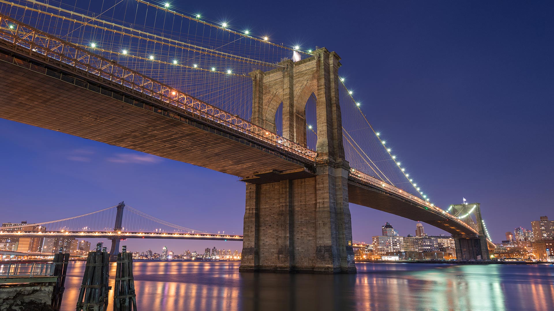 Brooklyn Bridge, New York City, United States (© shayes17/Getty Images)