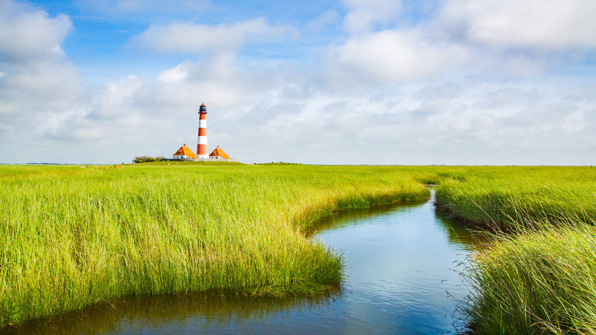 Westerheversand Lighthouse in Westerhever, Schleswig-Holstein, Germany (© bluejayphoto/Getty Images)